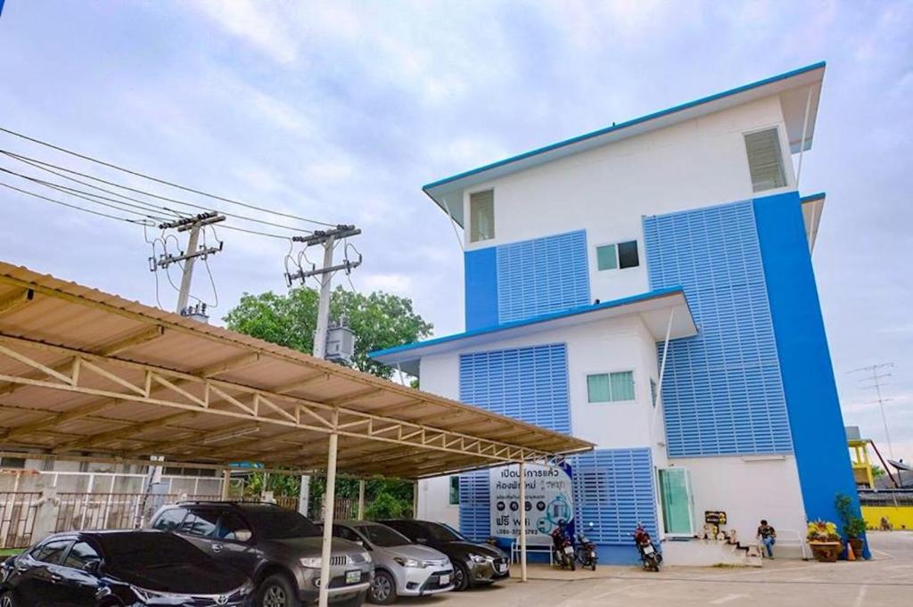 ein Gebäude mit davor geparkt in der Unterkunft Tulip Place in Ratchaburi