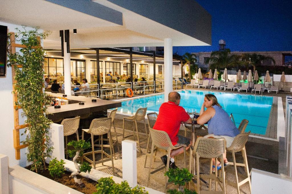 Bazén v ubytování Pefkos City Hotel nebo v jeho okolí