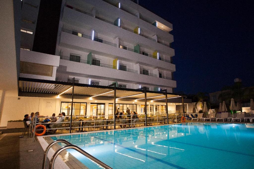 Bazén v ubytování Pefkos City Hotel nebo v jeho okolí