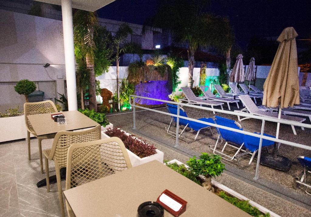 Bazén v ubytování Pefkos City Hotel nebo v jeho okolí