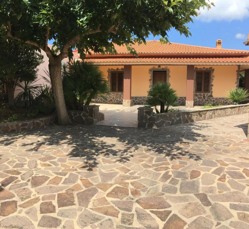 ein Haus mit einem Baum und einer steinernen Einfahrt in der Unterkunft villamorus in Santa Maria la Palma