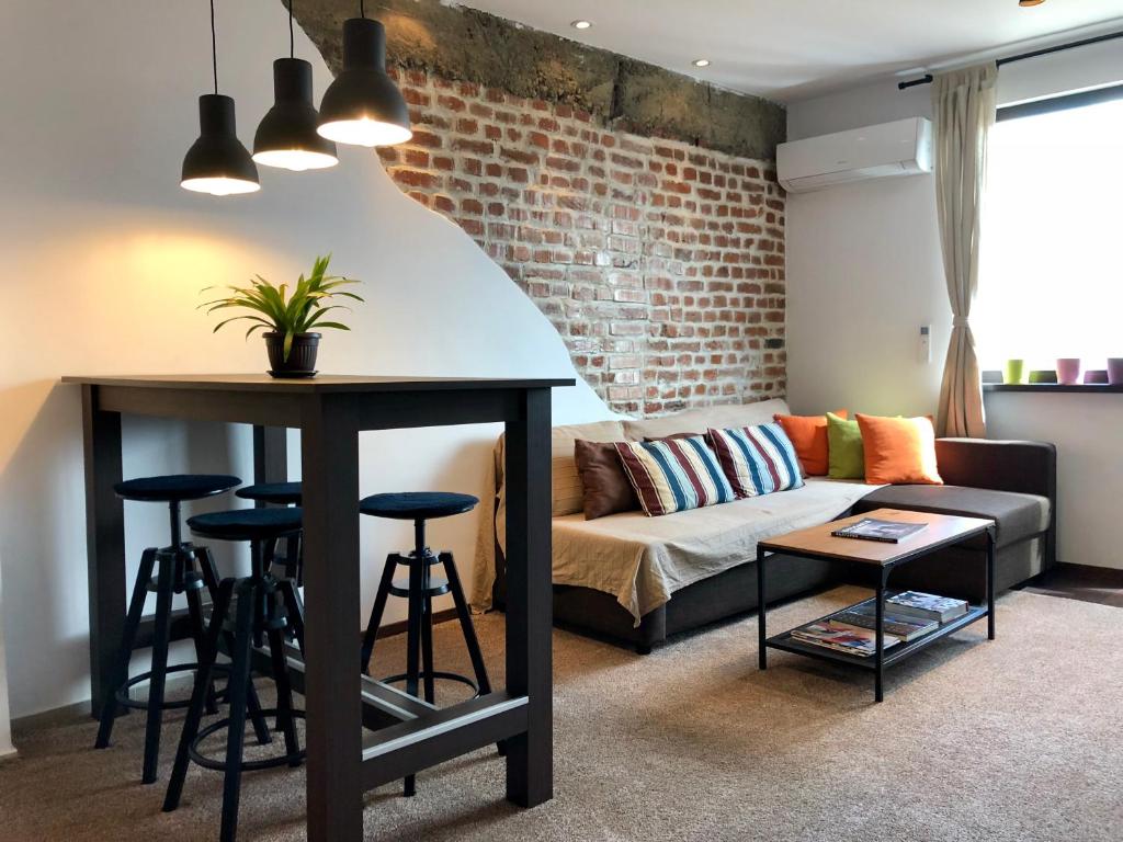 ein Wohnzimmer mit Sofa und Tisch in der Unterkunft Golden Dome view Apartment in Sofia