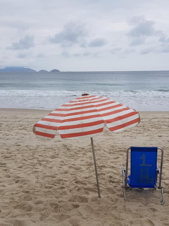 una sombrilla de playa y una silla en la playa en Copacabana beach, en Río de Janeiro