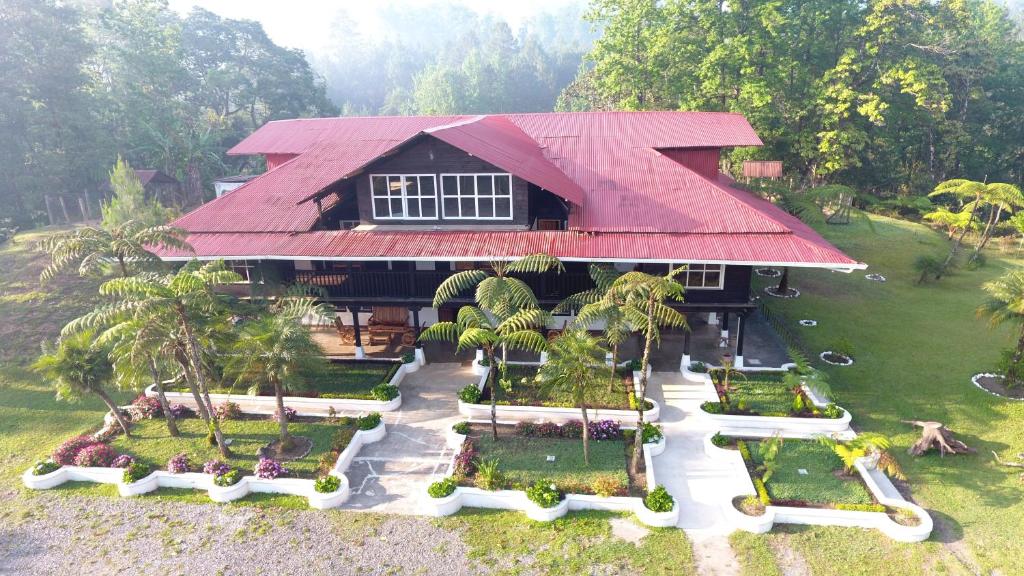 uma vista aérea de uma casa com um telhado vermelho em Hotel en Finca Chijul, reserva natural privada em San Juan Chamelco