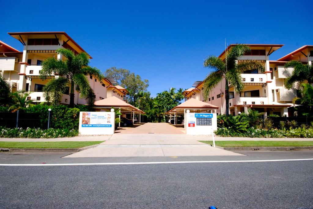 una calle frente a un edificio con palmeras en City Plaza Apartments, en Cairns