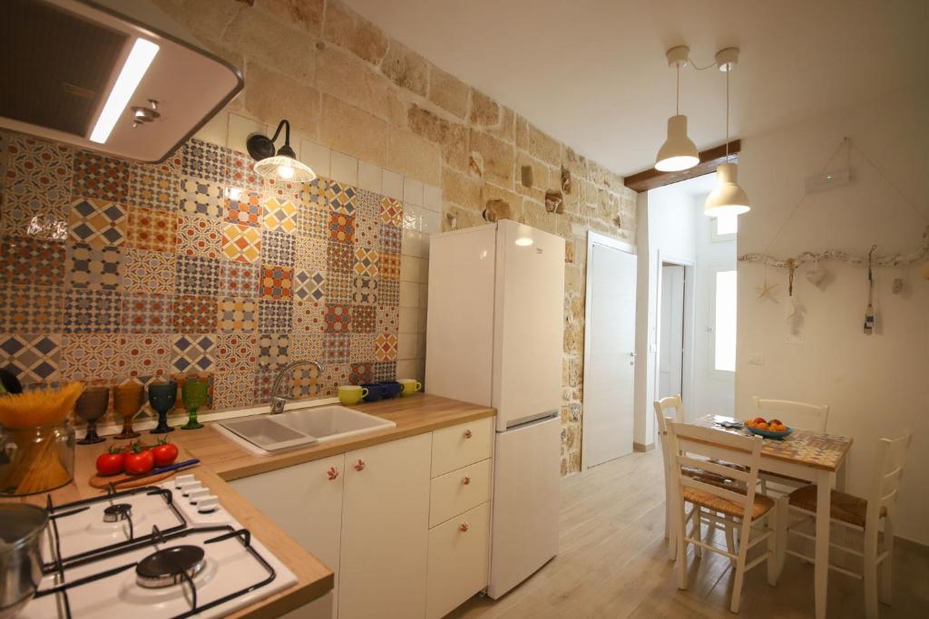 Kuchyň nebo kuchyňský kout v ubytování HolidayMonopoli