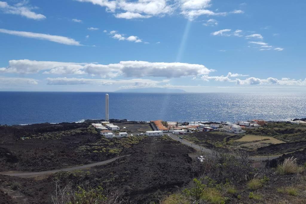 un'isola nell'oceano con il cielo e l'acqua di Casita Playa La Salemera (Mazo) a Malpaíses