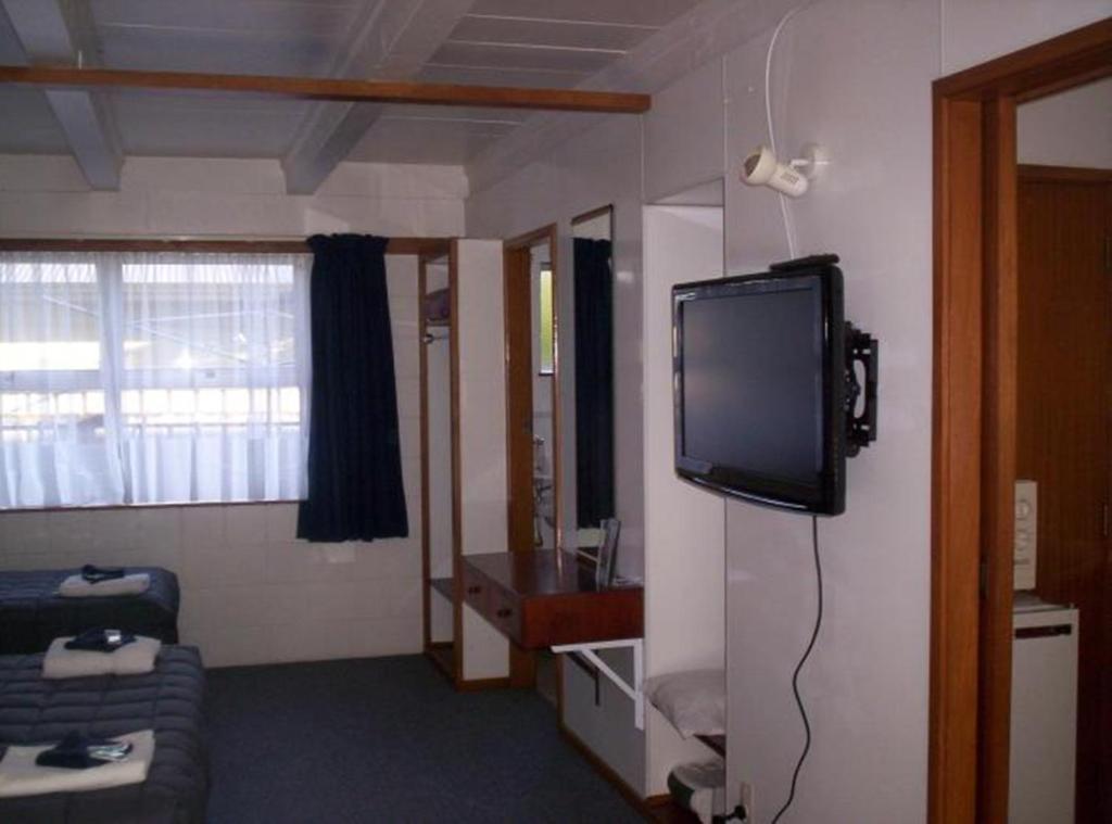 TV a/nebo společenská místnost v ubytování Broadway Motor Inn