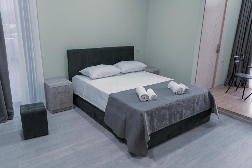 Postel nebo postele na pokoji v ubytování Avlabari Terrace Rooms