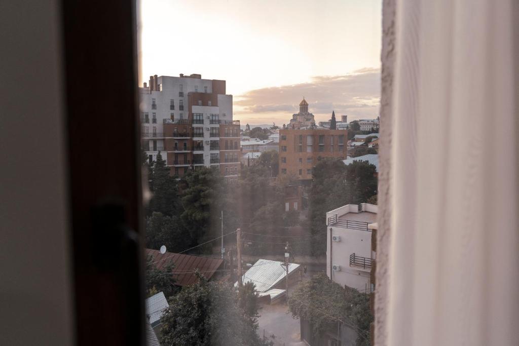 Výhled na řeku, která protéká v blízkosti hotelu