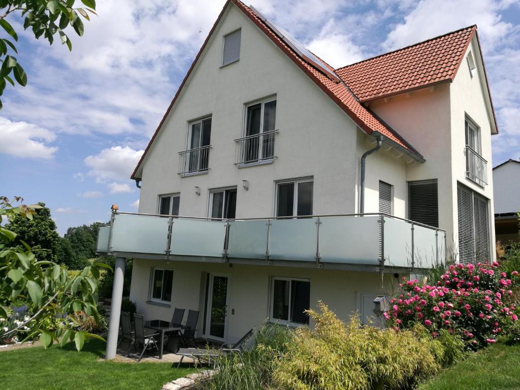 een groot wit huis met een balkon bij Ferienwohnung Stahl in Muhr amSee