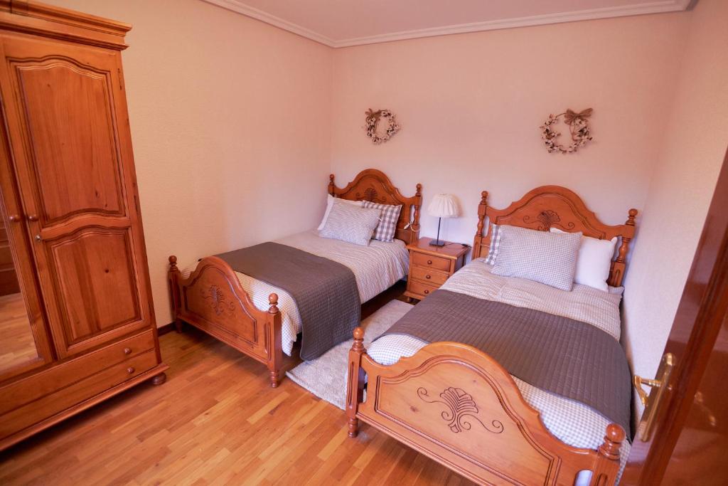 a bedroom with two beds and a dresser at Casa Pichi in El Pulliu
