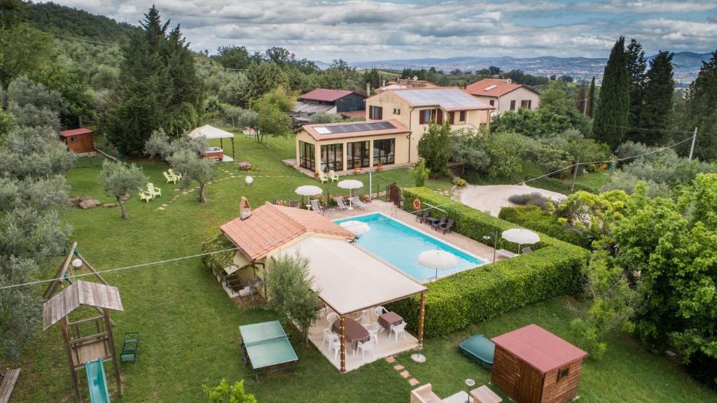 an aerial view of a house with a swimming pool at Country House Nonna Rana in Cannara