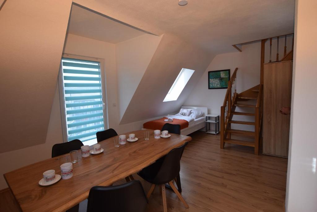 シュトゥットガルトにあるAB Apartment Bad-Cannstattのテーブル、椅子、ベッドが備わる客室です。