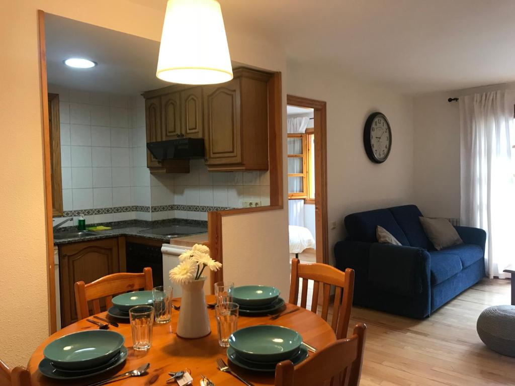 a kitchen and a dining room with a table and chairs at BPIRINEOS-Tuca de Ixeia in Benasque