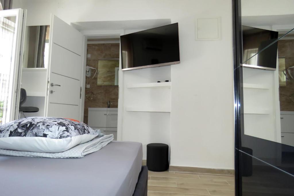 TV a/nebo společenská místnost v ubytování Lux Dalmatia I & R