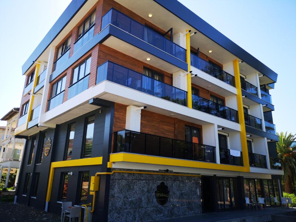 um edifício de apartamentos com detalhes em azul e amarelo em Deluxe Beach Residence em Samsun