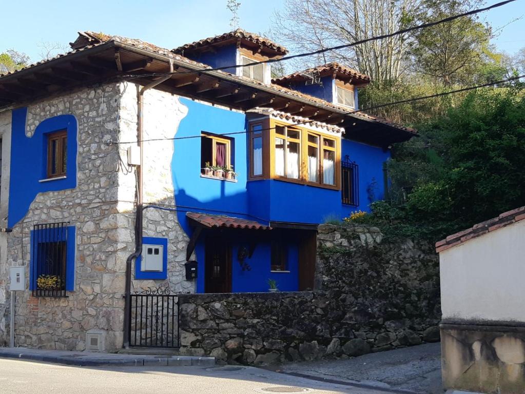 カンガス・デ・オニスにあるLa Casina de la Morraの窓のある青白の家
