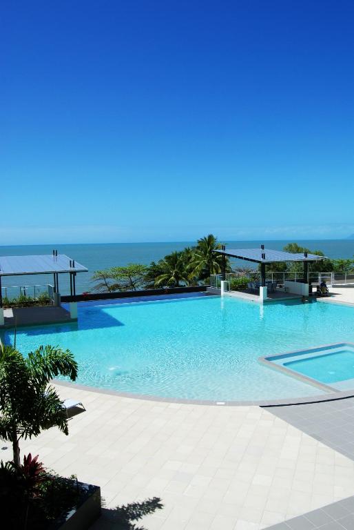 Bazén v ubytování Vue Apartments Trinity Beach nebo v jeho okolí