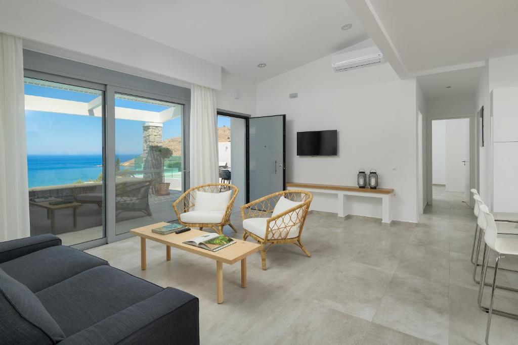 TV a/nebo společenská místnost v ubytování Villa Hermes with pool & jacuzzi in Lindos