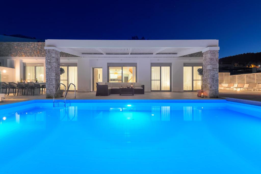 Bazén v ubytování Villa Hermes with pool & jacuzzi in Lindos nebo v jeho okolí