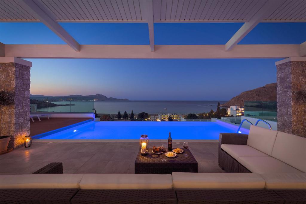 Bazén v ubytování Villa Hermes with pool & jacuzzi in Lindos nebo v jeho okolí