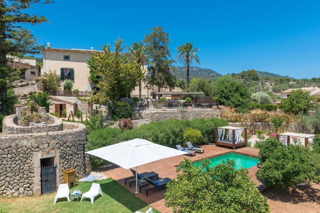 - Vistas al exterior de una casa con piscina en Hotel Turixant, en Mancor del Valle