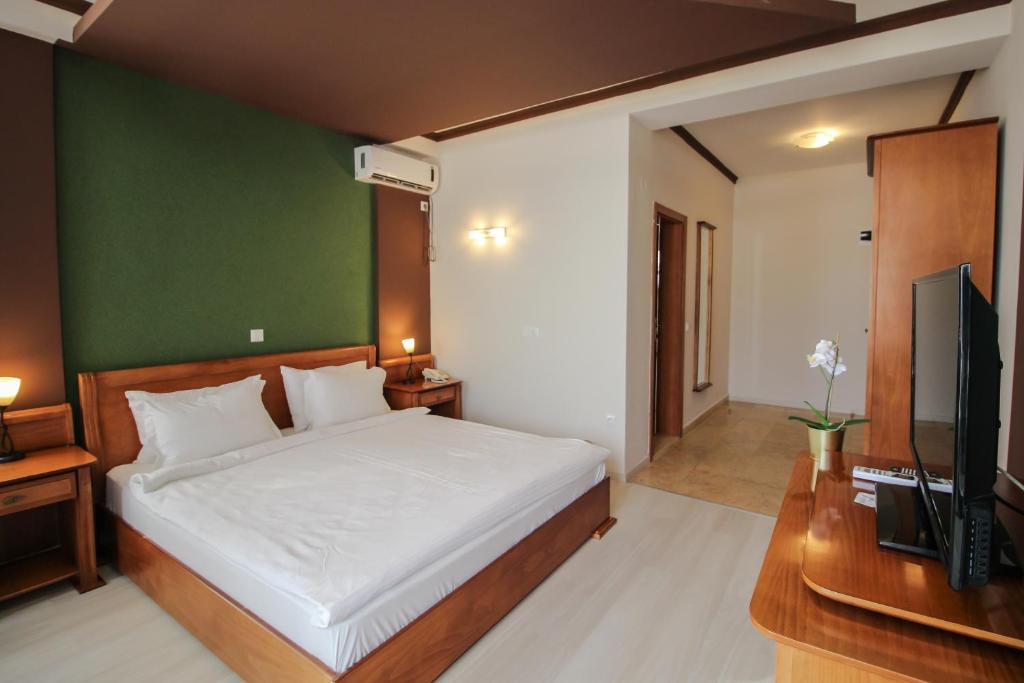Postel nebo postele na pokoji v ubytování Hotel Aleksandrija