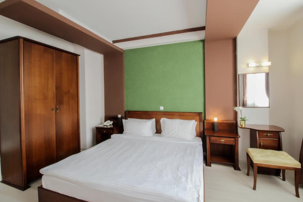 Postel nebo postele na pokoji v ubytování Hotel Aleksandrija