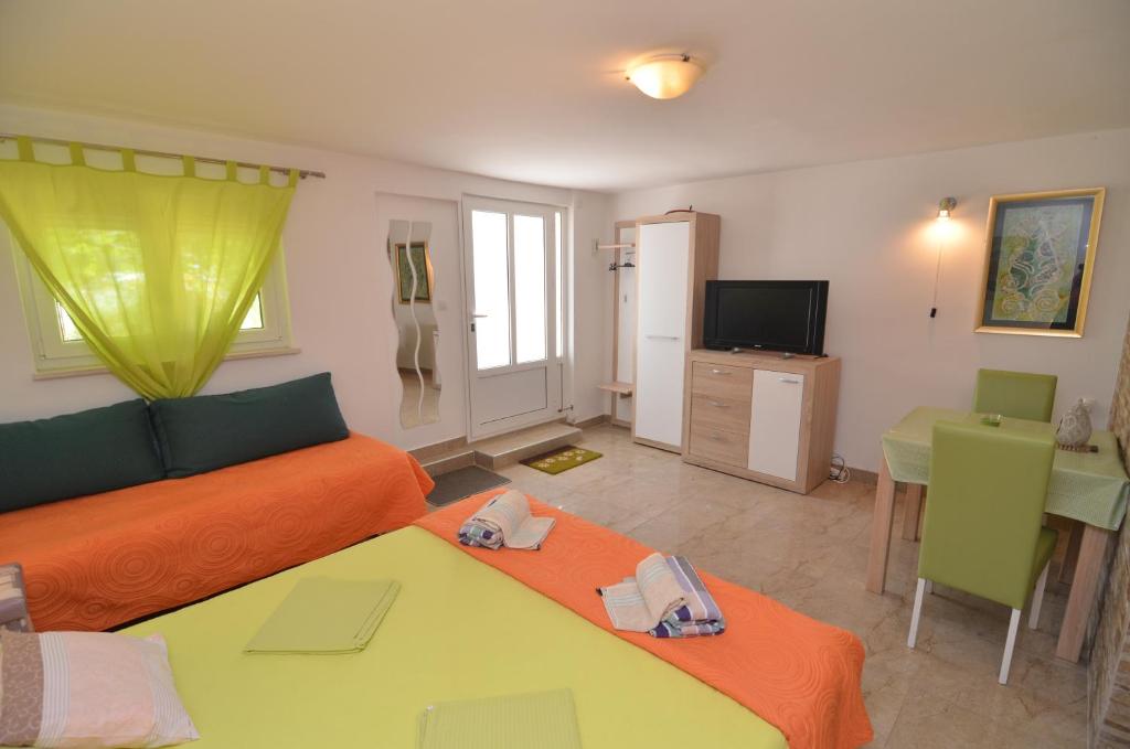 Televízia a/alebo spoločenská miestnosť v ubytovaní Apartments Zia