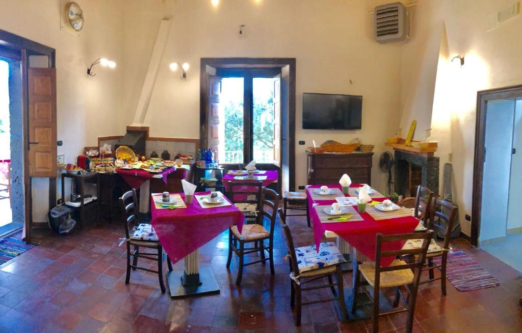 Televízia a/alebo spoločenská miestnosť v ubytovaní Agriturismo Sole di Sicilia