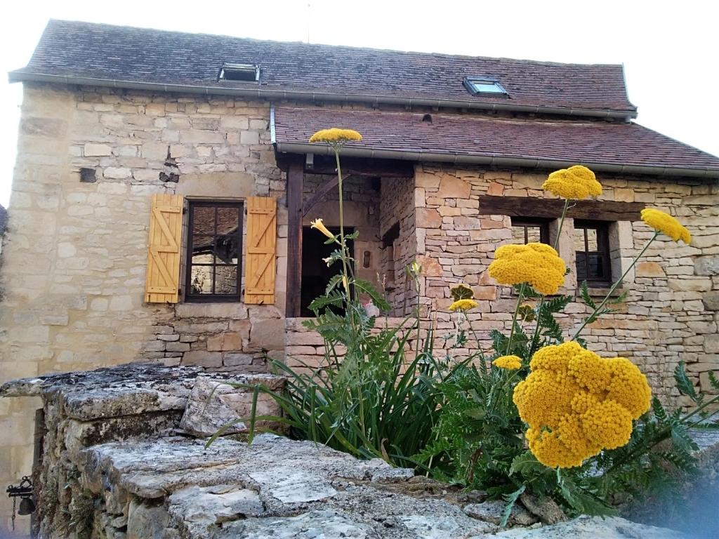 Maison en pierres au coeur du village médiéval de Villeneuve