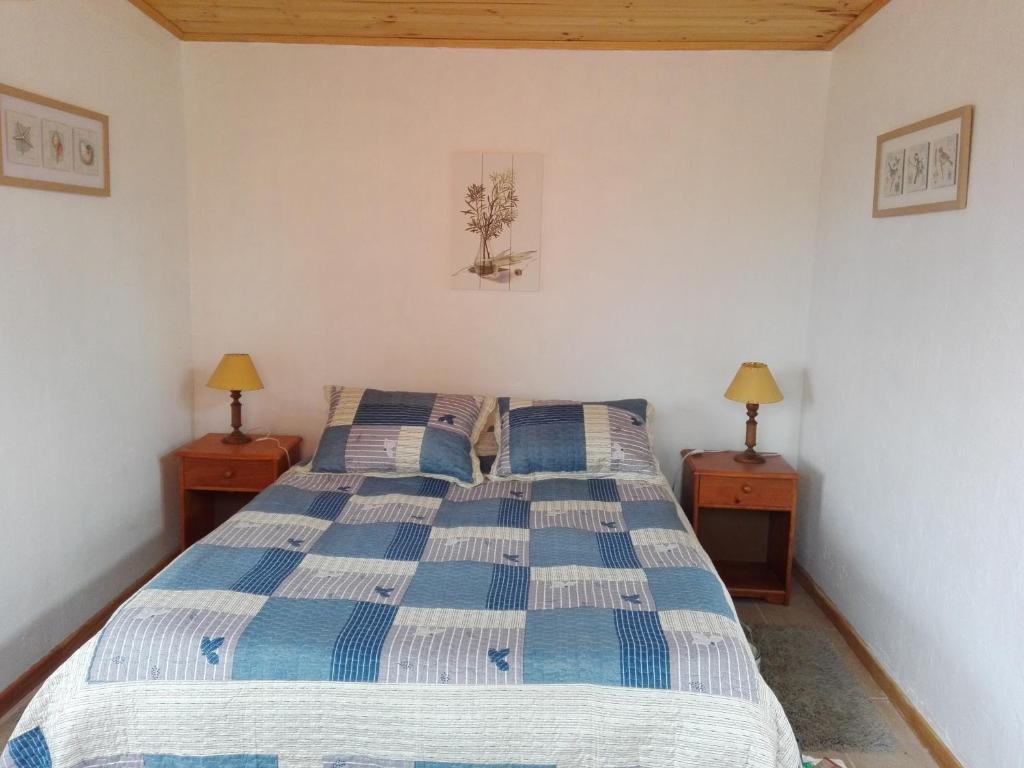1 dormitorio con 1 cama y 2 mesitas de noche en Cabañita Totoverde en El Totoral