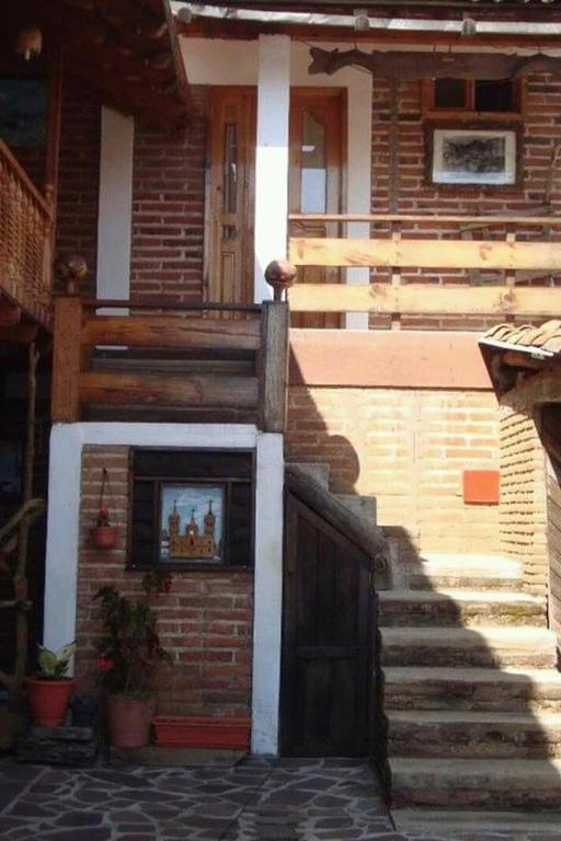 Budova, kde se chata nachází
