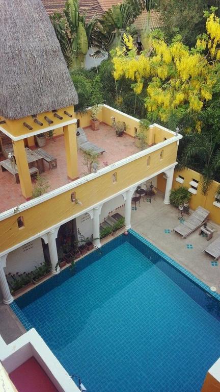 Bazén v ubytování Riad Hua Hin nebo v jeho okolí