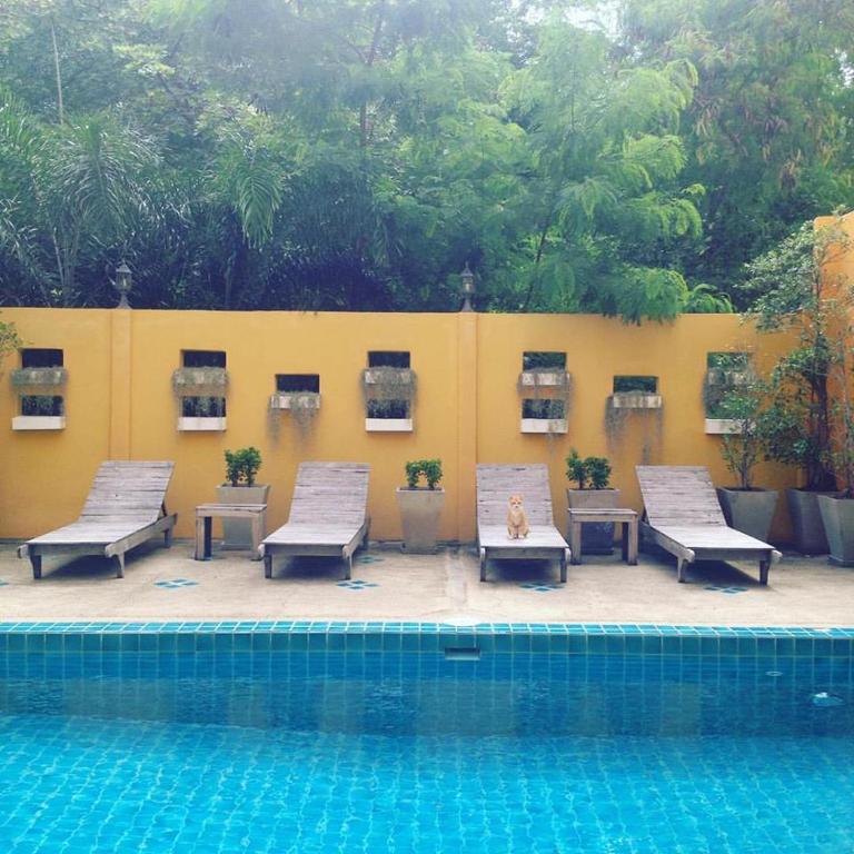 Bazén v ubytování Riad Hua Hin nebo v jeho okolí