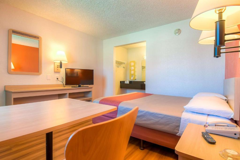 TV a/nebo společenská místnost v ubytování Motel 6-Rancho Mirage, CA - Palm Springs