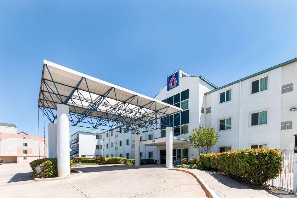 una imagen de un edificio hospitalario en Motel 6-Irving, TX - DFW Airport North, en Irving