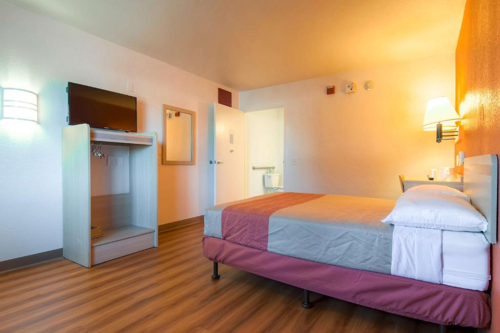 Postel nebo postele na pokoji v ubytování Motel 6-Rancho Mirage, CA - Palm Springs