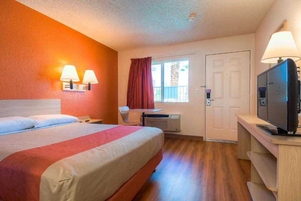 Postel nebo postele na pokoji v ubytování Motel 6-Rancho Mirage, CA - Palm Springs