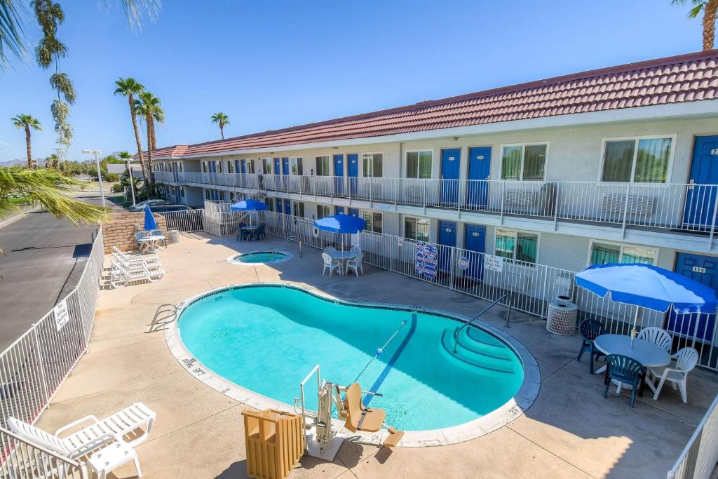 Bazén v ubytování Motel 6-Rancho Mirage, CA - Palm Springs nebo v jeho okolí