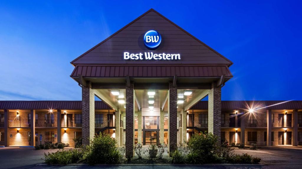 un mejor edificio occidental con un cartel en él en Best Western of Alexandria Inn & Suites & Conference Center, en Alexandria