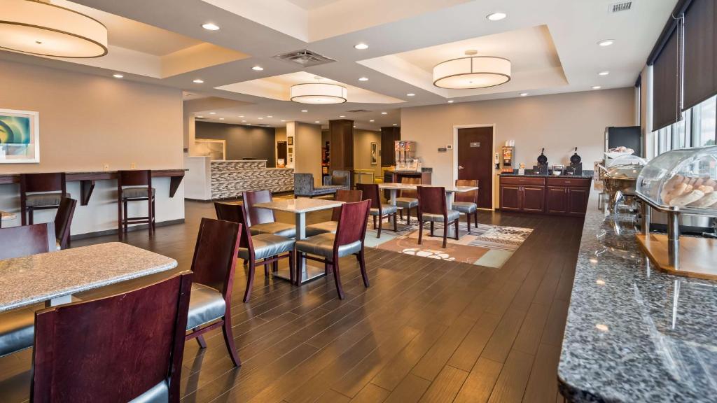 Best Western Plus Boardman Inn & Suites photo