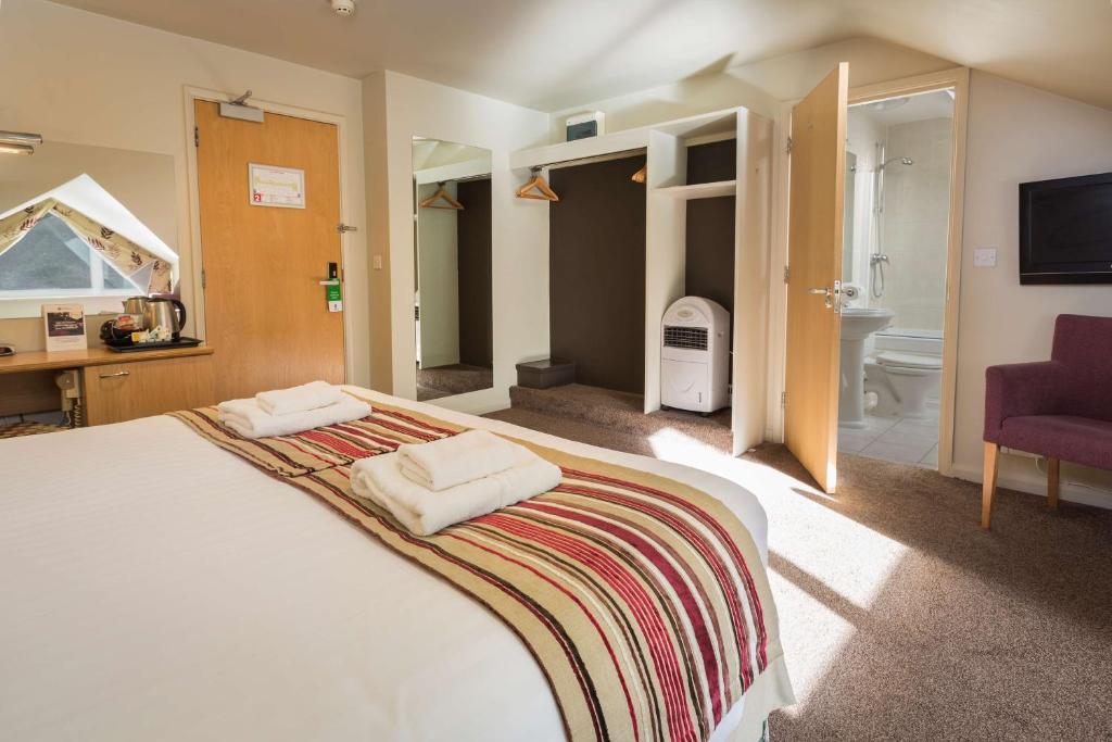 Postel nebo postele na pokoji v ubytování Best Western The Dartmouth Hotel, Golf & Spa