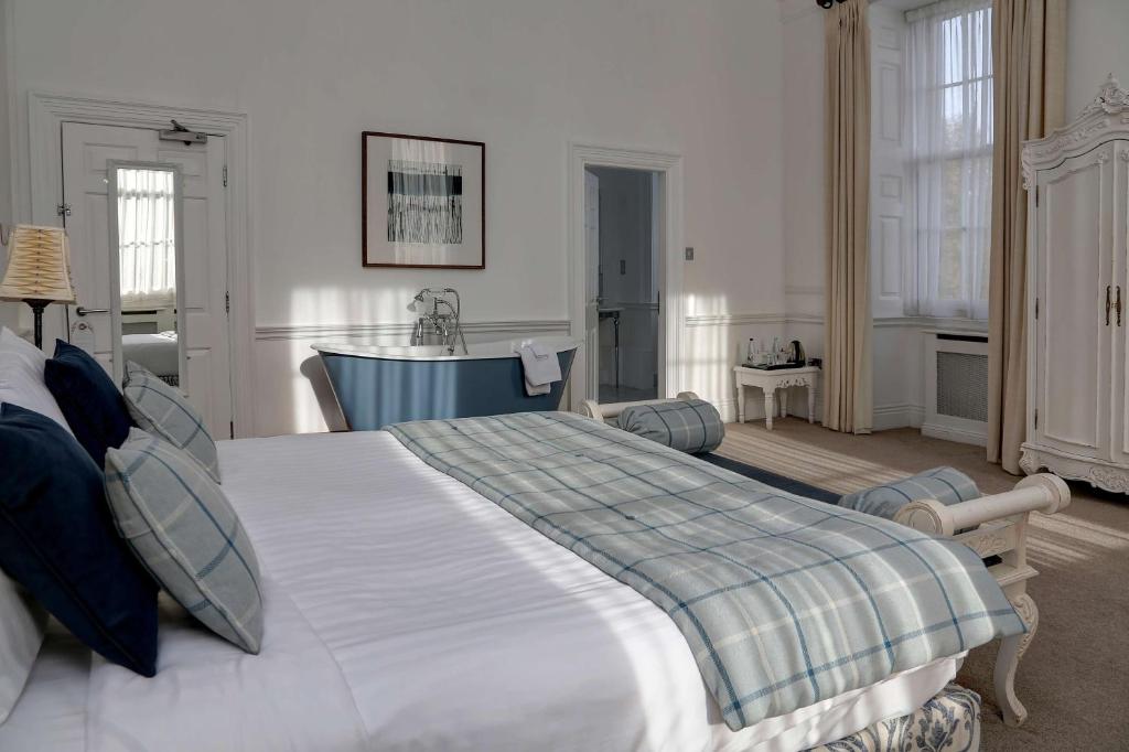 Postel nebo postele na pokoji v ubytování Best Western Plus Aston Hall Hotel