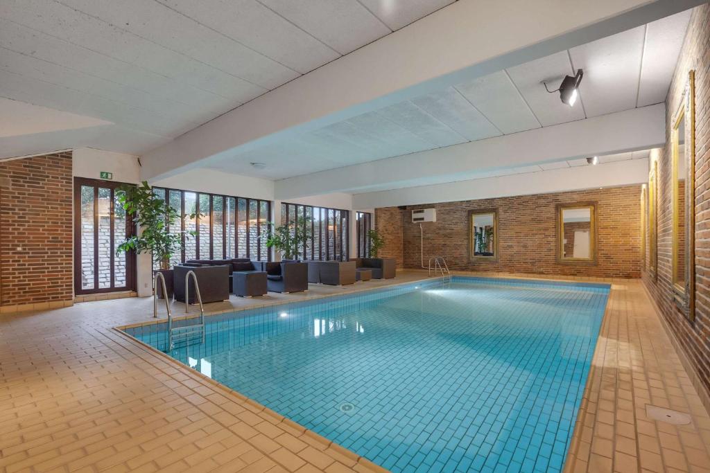 Bazén v ubytování Hotel Kryb I Ly Kro nebo v jeho okolí
