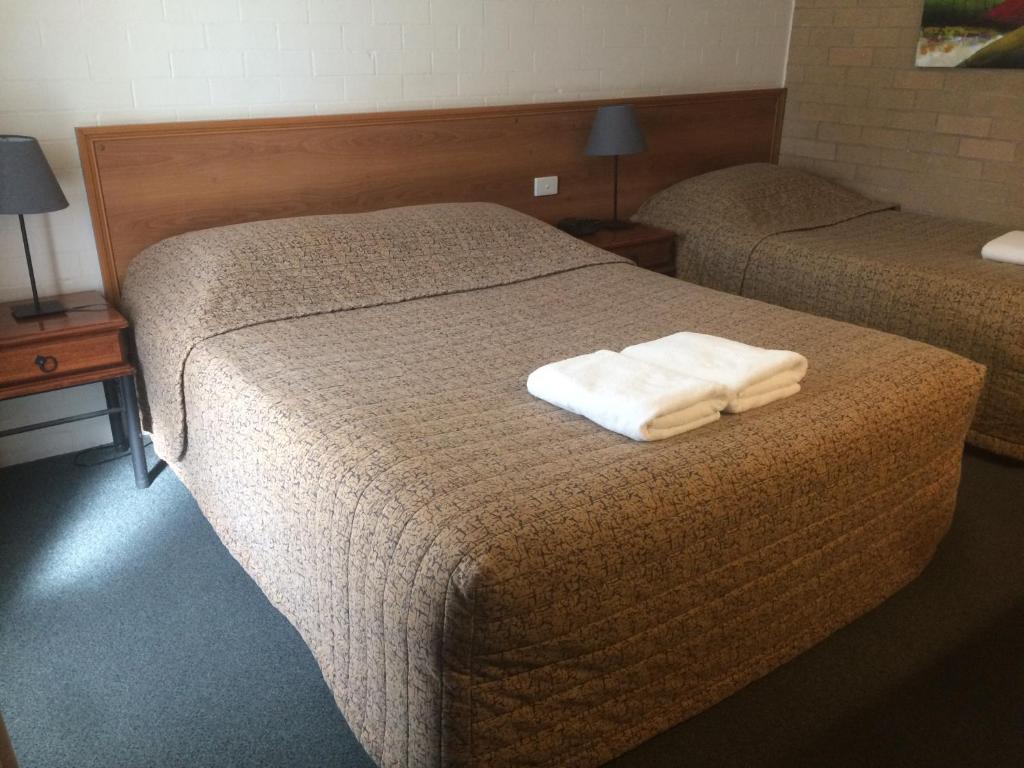 Tempat tidur dalam kamar di Alexander Motor Inn