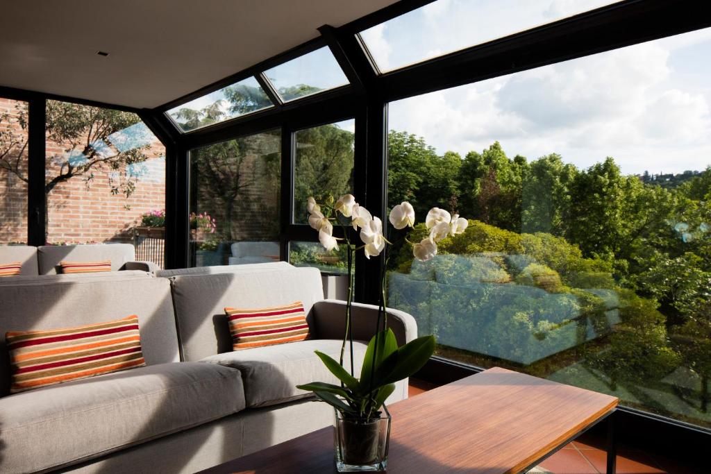 - un salon avec un canapé et une table dans l'établissement Hotel dei Duchi, à Spolète