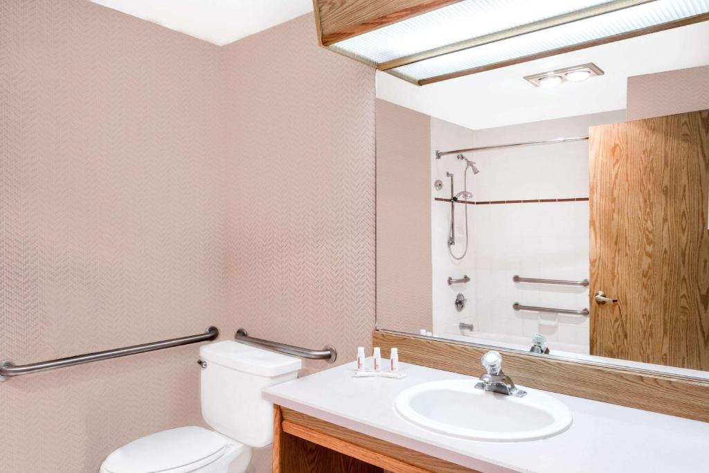 Uma casa de banho em Days Inn & Suites by Wyndham Kanab