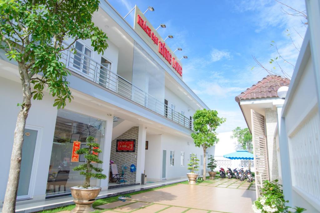 a view of the outside of a building at Hung Long Hotel in Ben Tre